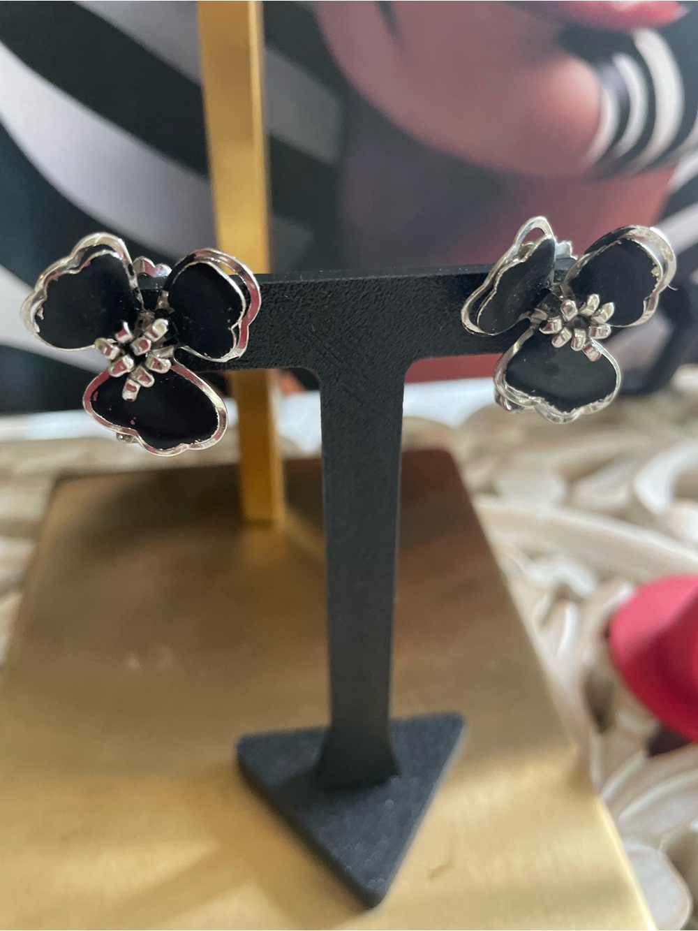 💥Black with  Silver - Tone Accents Floral Clipon Earrings - Brand Unspecified
